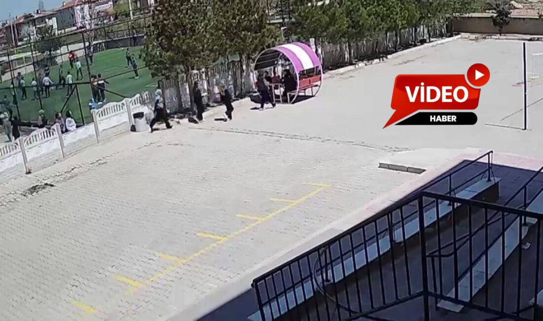 Afyonkarahisar'da küçük öğrencilerin okullarında nöbet tutan polisler ile beslenmelerini paylaştıkları