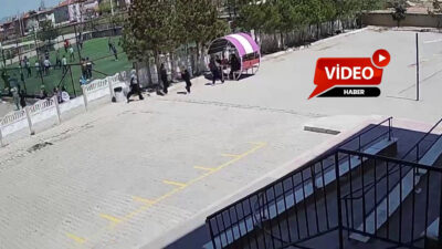 Afyonkarahisar'da küçük öğrencilerin okullarında nöbet tutan polisler ile beslenmelerini paylaştıkları