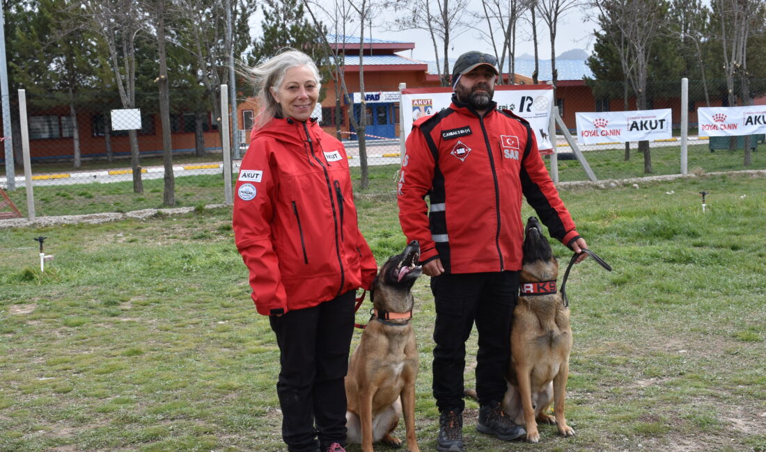 Afyonkarahisar'daki Uluslararası ve Ulusal Arama Köpekleri Sınavı'ndan başarıyla geçen arama