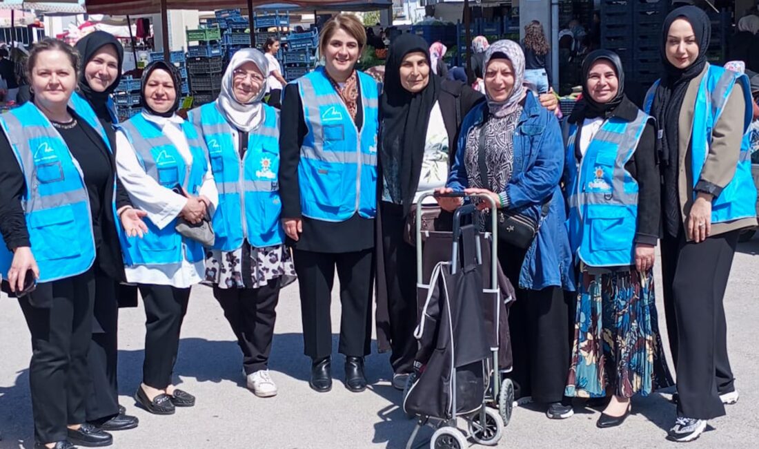 AK Parti Afyonkarahisar İl Kadın Kolları Başkanı Hülya Kalaycı ve