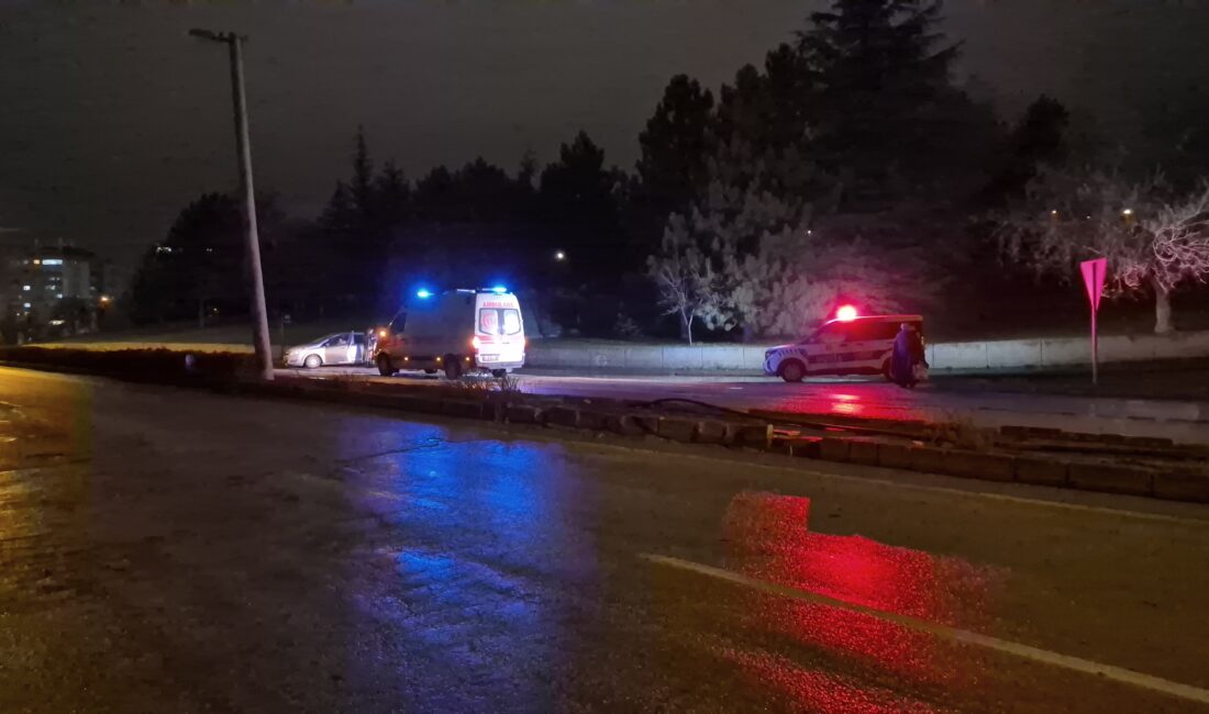 Eskişehir’de yağış nedeniyle kayganlaşan yolda kontrolden çıkan otomobil, savrularak kaldırıma