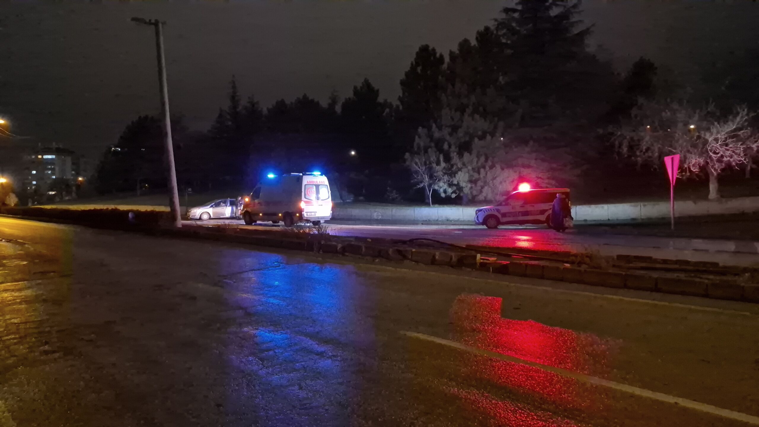 Eskişehir’de yağış nedeniyle kayganlaşan yolda kontrolden çıkan otomobil, savrularak kaldırıma