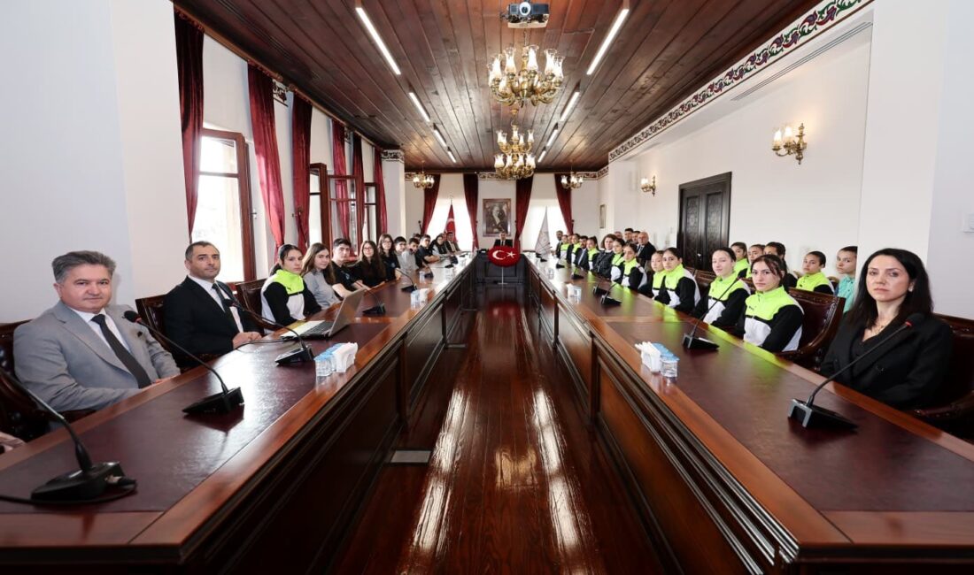 Afyonkarahisar Valisi Dr. Naci Aktaş, hem spor sahalarında hem de