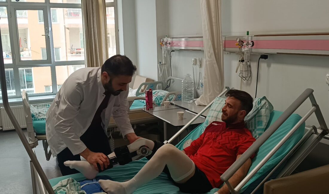 Isparta’da oynanan hazırlık maçında talihsiz bir sakatlık yaşayarak sağ diz