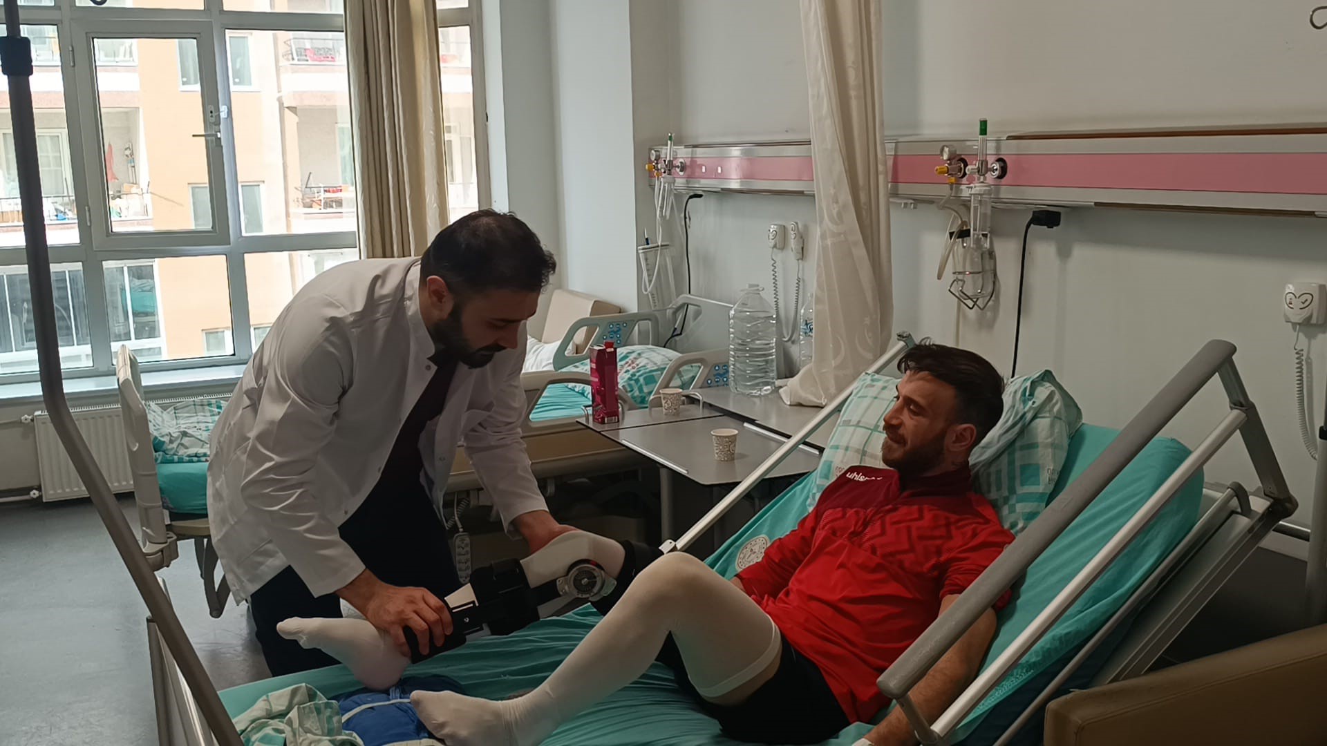 Isparta’da oynanan hazırlık maçında talihsiz bir sakatlık yaşayarak sağ diz