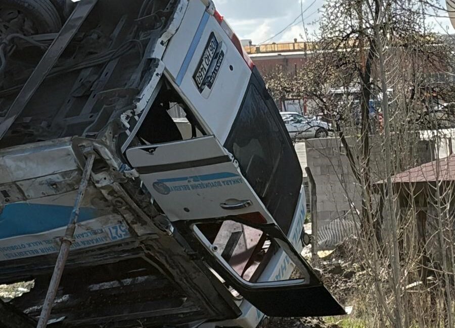Ankara'nın Kahramankazan ilçesinde seyir halindeki bir özel halk otobüsünün köprü