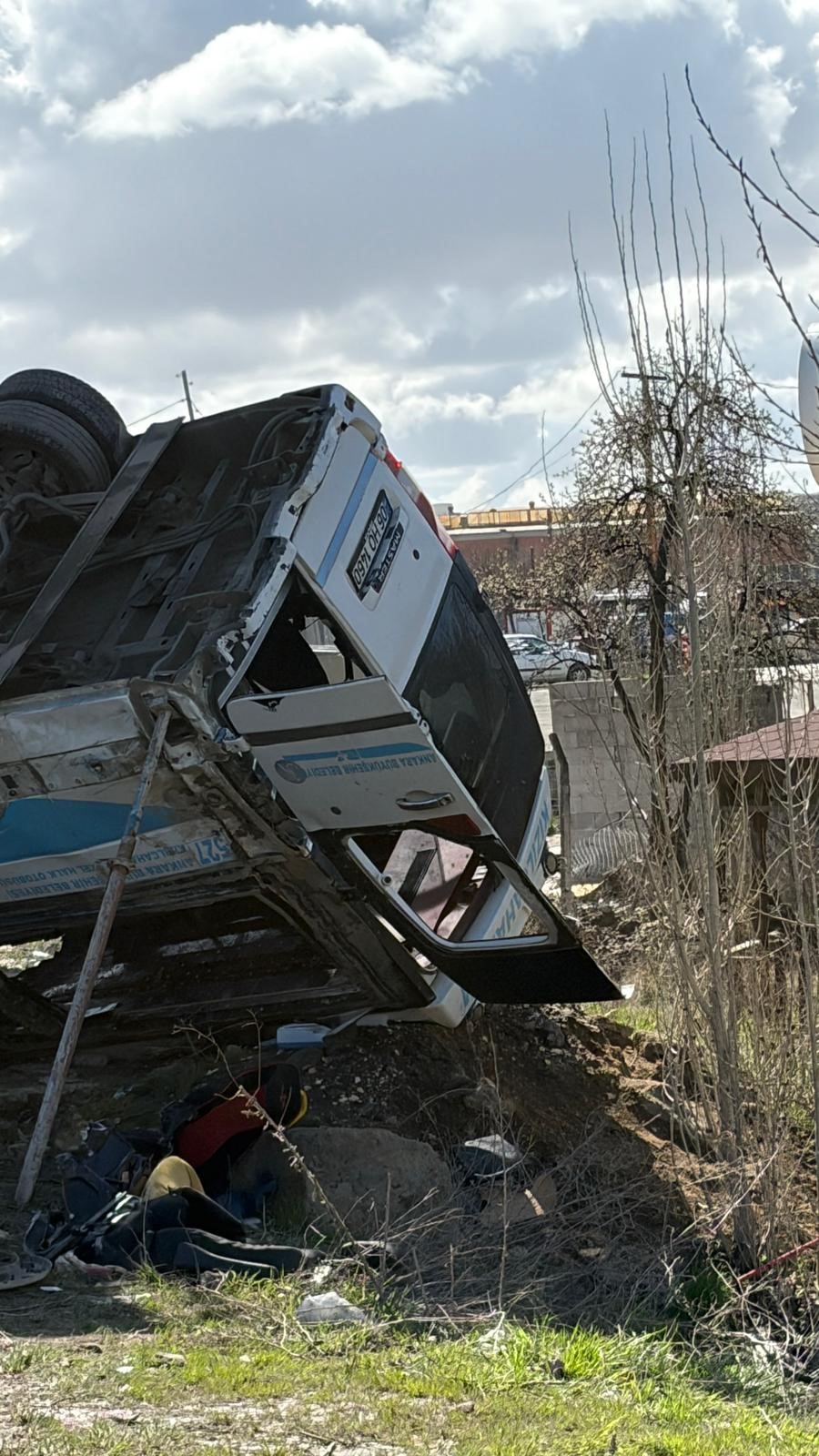 Ankara'nın Kahramankazan ilçesinde seyir halindeki bir özel halk otobüsünün köprü