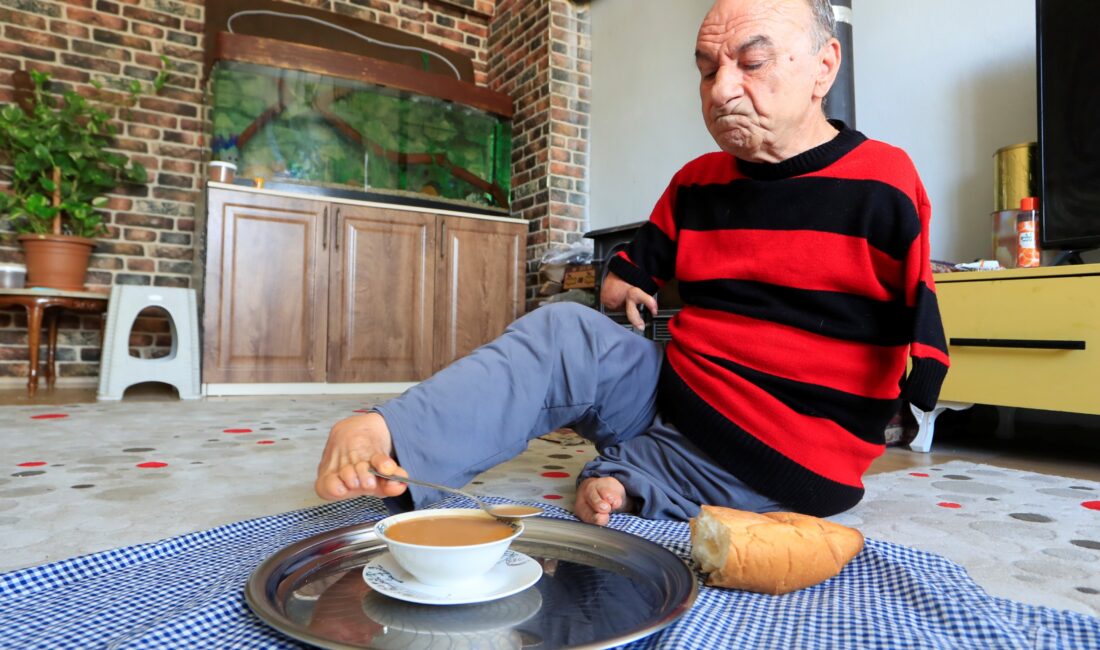 Antalya’da yaşayan 69 yaşındaki Mehmet Temel, doğuştan elleri olmamasına rağmen