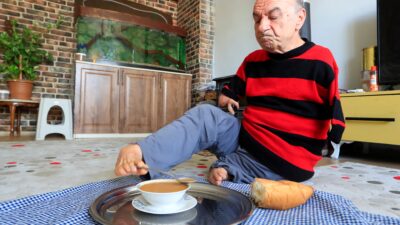 Antalya’da yaşayan 69 yaşındaki Mehmet Temel, doğuştan elleri olmamasına rağmen