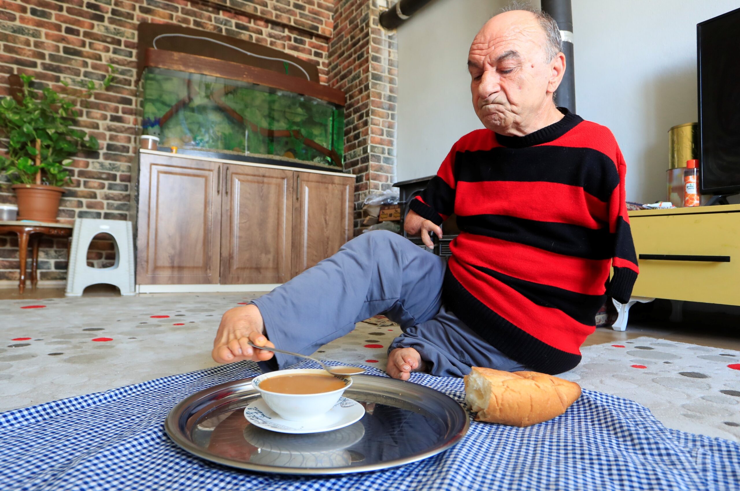 Antalya’da yaşayan 69 yaşındaki Mehmet Temel, doğuştan elleri olmamasına rağmen