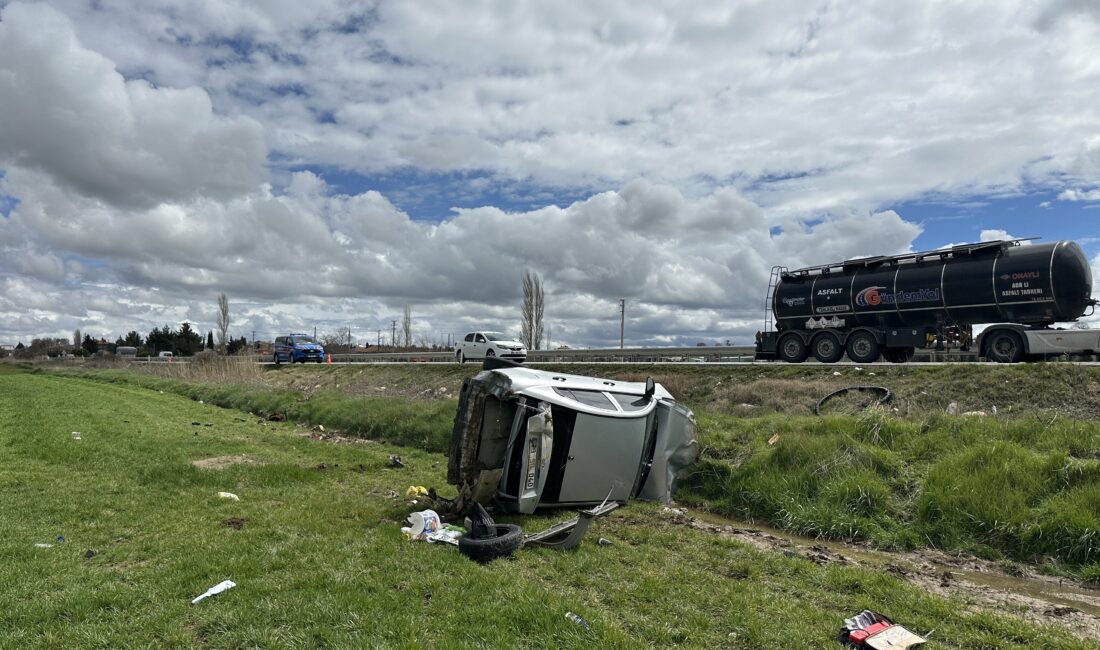 Afyonkarahisar-Uşak karayolu üzerinde meydana gelen trafik kazasında, bir otomobilin şarampolden