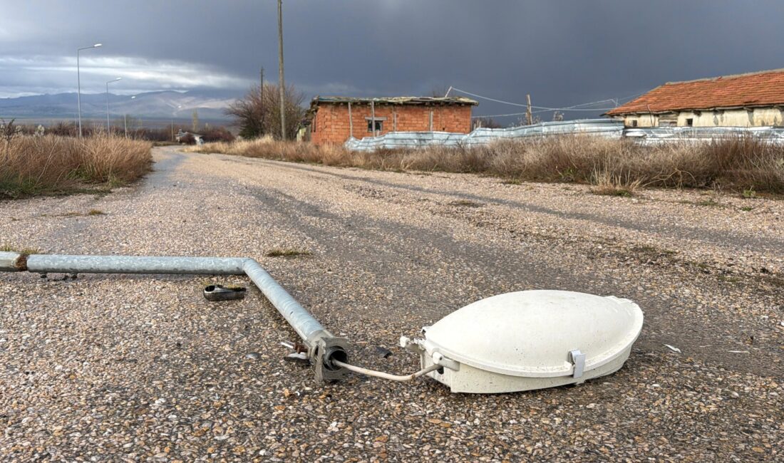 Afyonkarahisar’ın Çay ilçesinde aşırı yağış ve fırtına, sokak aydınlatma direğini