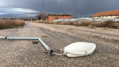 Afyonkarahisar’ın Çay ilçesinde aşırı yağış ve fırtına, sokak aydınlatma direğini
