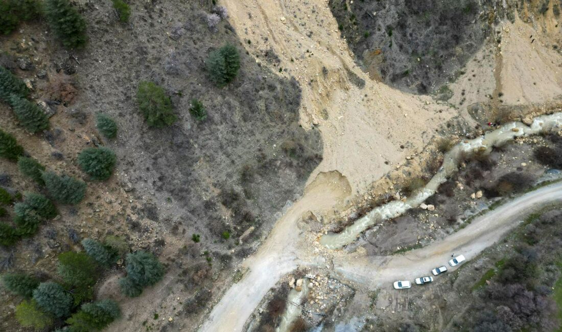 Afyonkarahisar'ın Çay ilçesinde etkili olan aşırı yağışlar, doğanın gücünü bir
