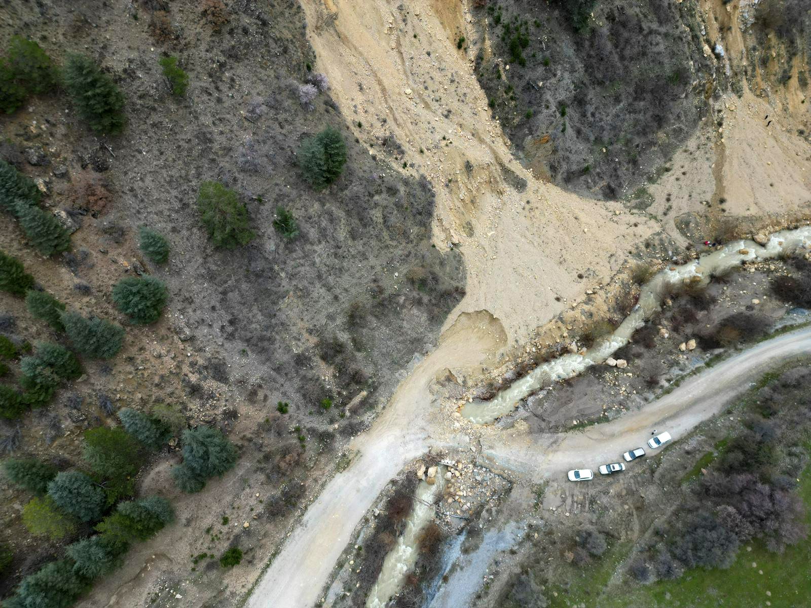 Afyonkarahisar'ın Çay ilçesinde etkili olan aşırı yağışlar, doğanın gücünü bir
