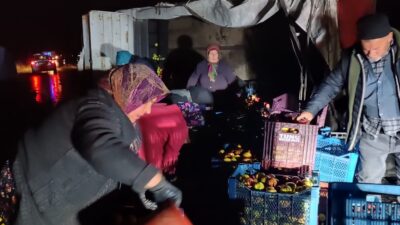 Afyonkarahisar’ın Şuhut ilçesinde sürücüsünün direksiyon hakimiyetini kaybettiği elma yüklü kamyonet