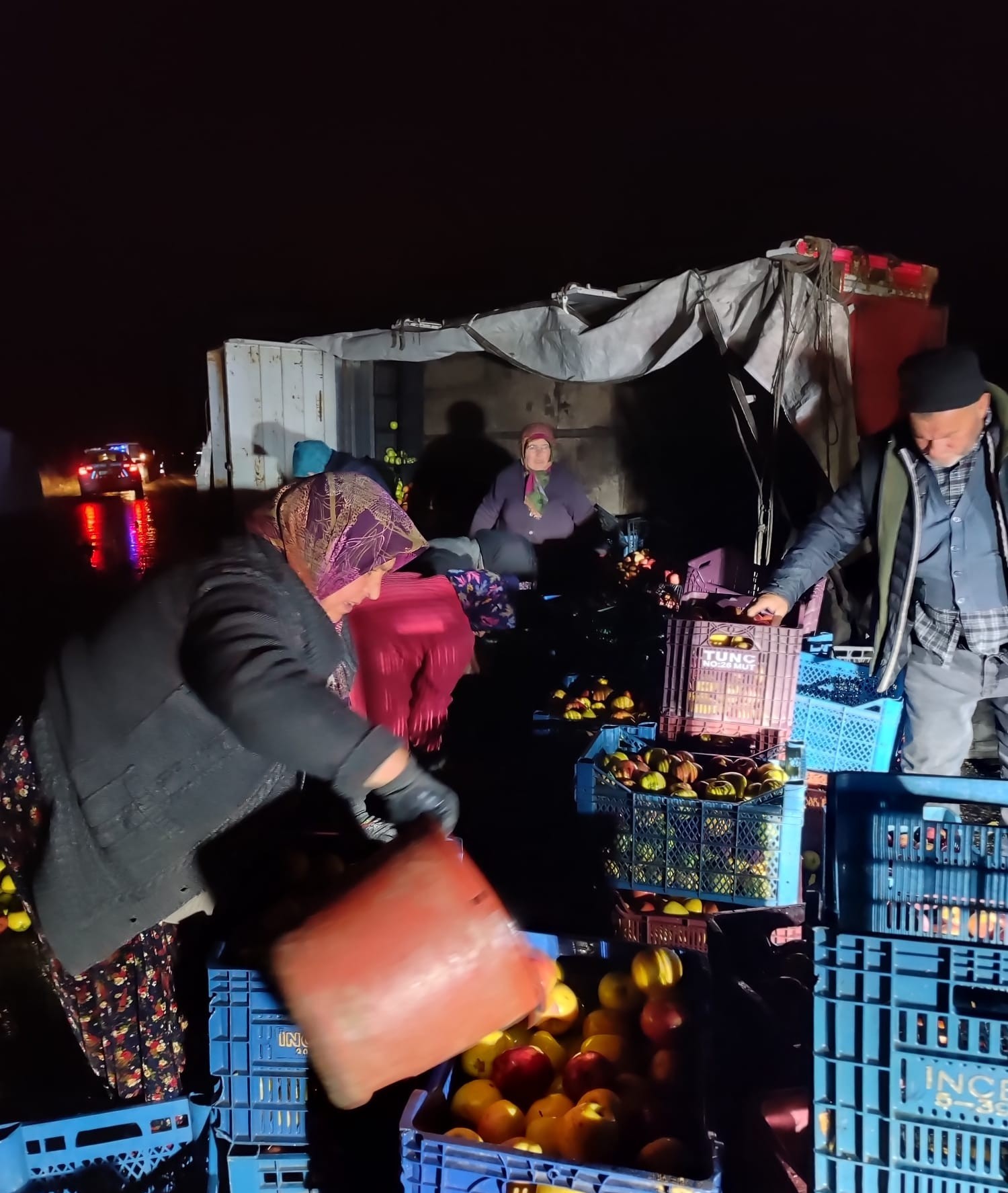 Afyonkarahisar’ın Şuhut ilçesinde sürücüsünün direksiyon hakimiyetini kaybettiği elma yüklü kamyonet