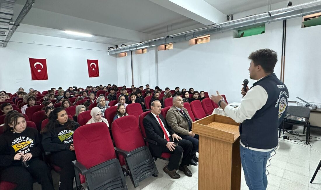 Afyonkarahisar İl Emniyet Müdürlüğü ekipleri, dijital dünyanın risklerine karşı gençleri