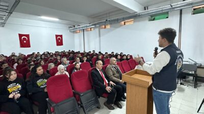 Afyonkarahisar İl Emniyet Müdürlüğü ekipleri, dijital dünyanın risklerine karşı gençleri
