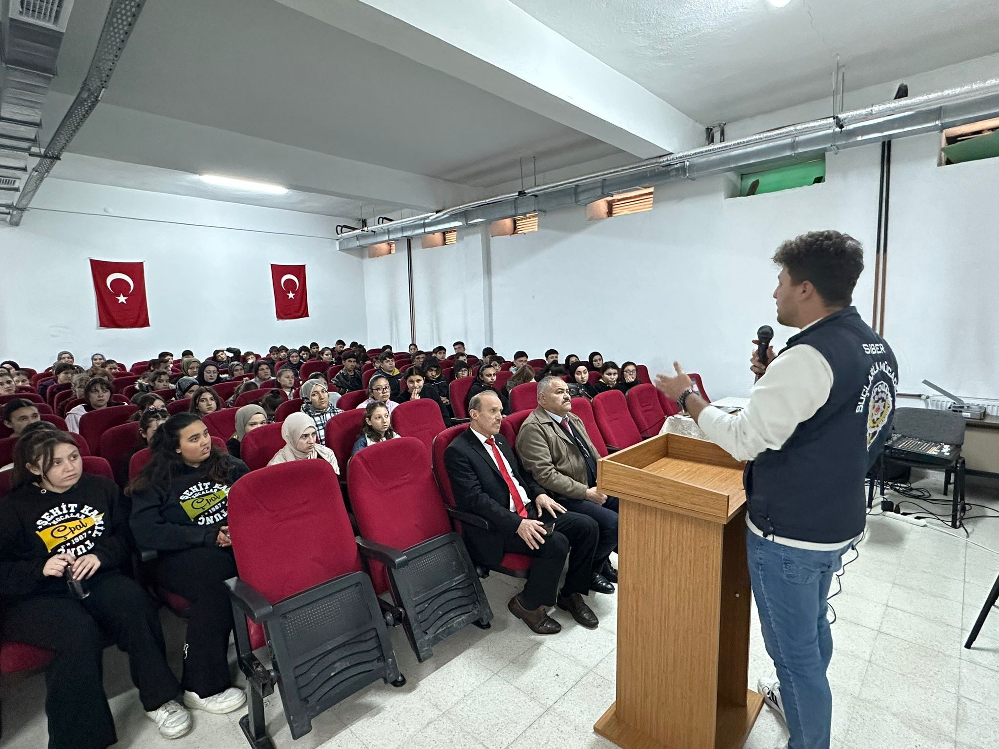 Afyonkarahisar İl Emniyet Müdürlüğü ekipleri, dijital dünyanın risklerine karşı gençleri