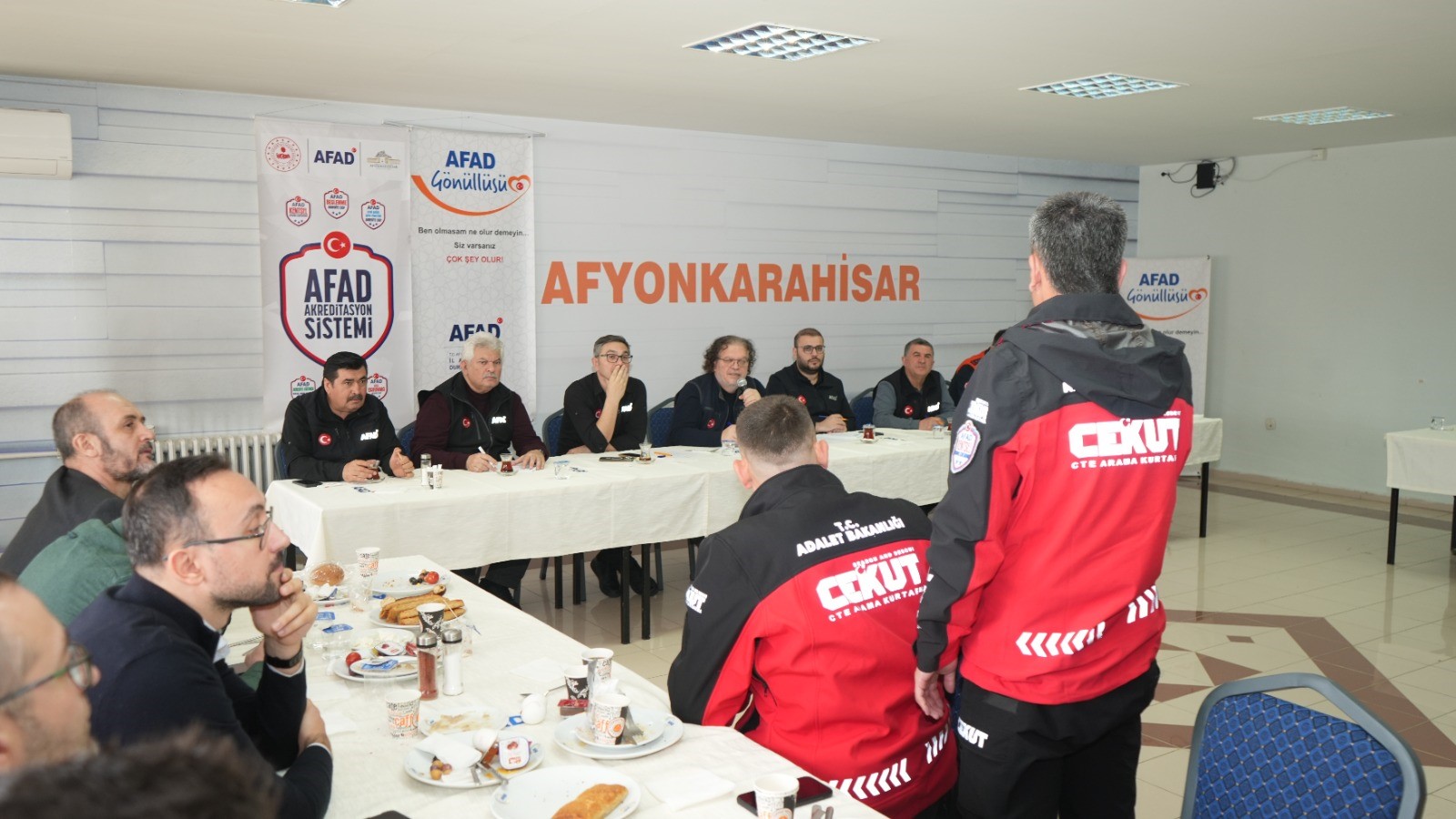 AFAD Başkan Yardımcısı Hamza Taşdelen, Afyonkarahisar’da faaliyet gösteren arama kurtarma