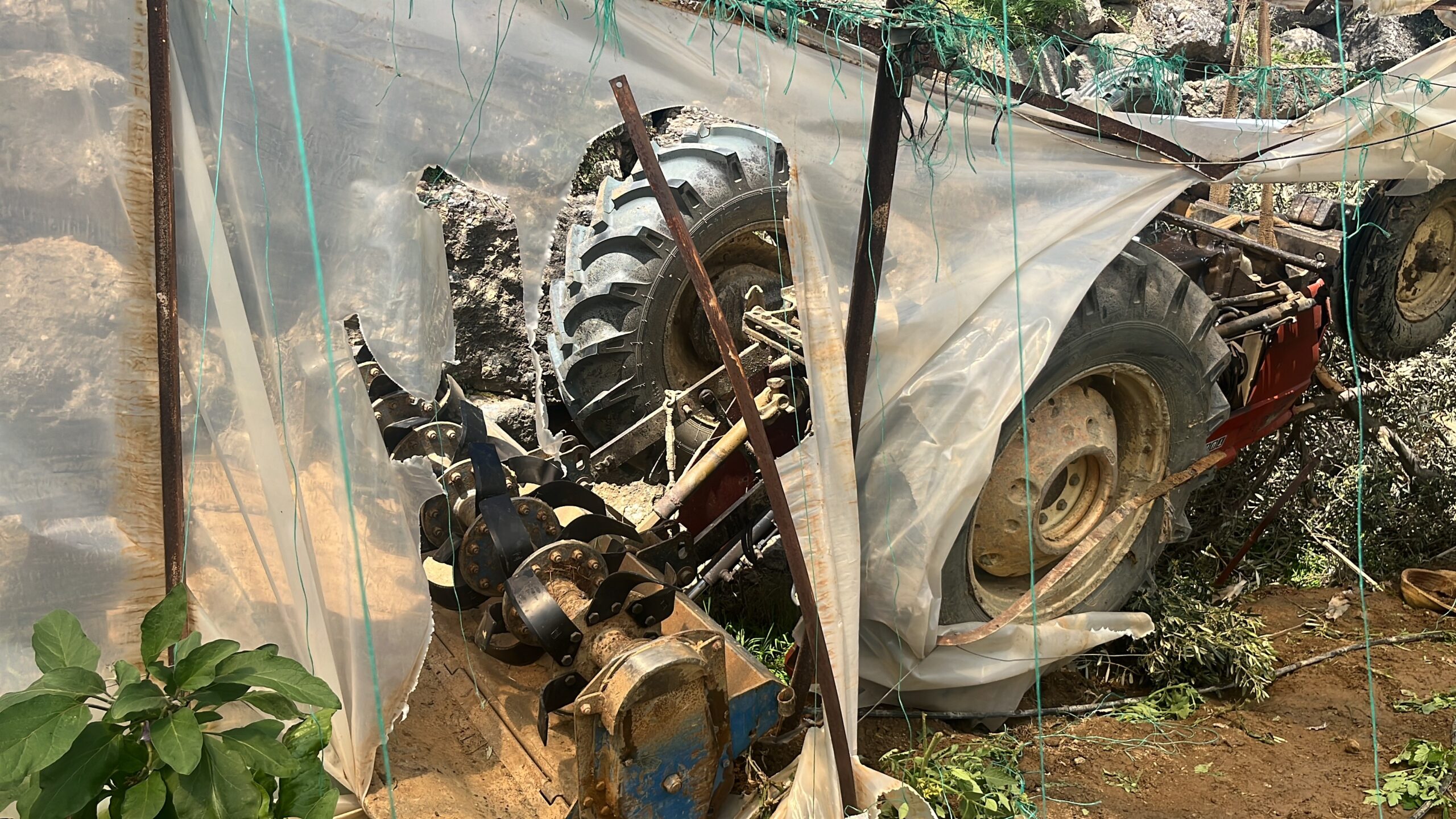 Antalya’nın Alanya ilçesinde sabah saatlerinde meydana gelen trafik kazasında, kontrolden