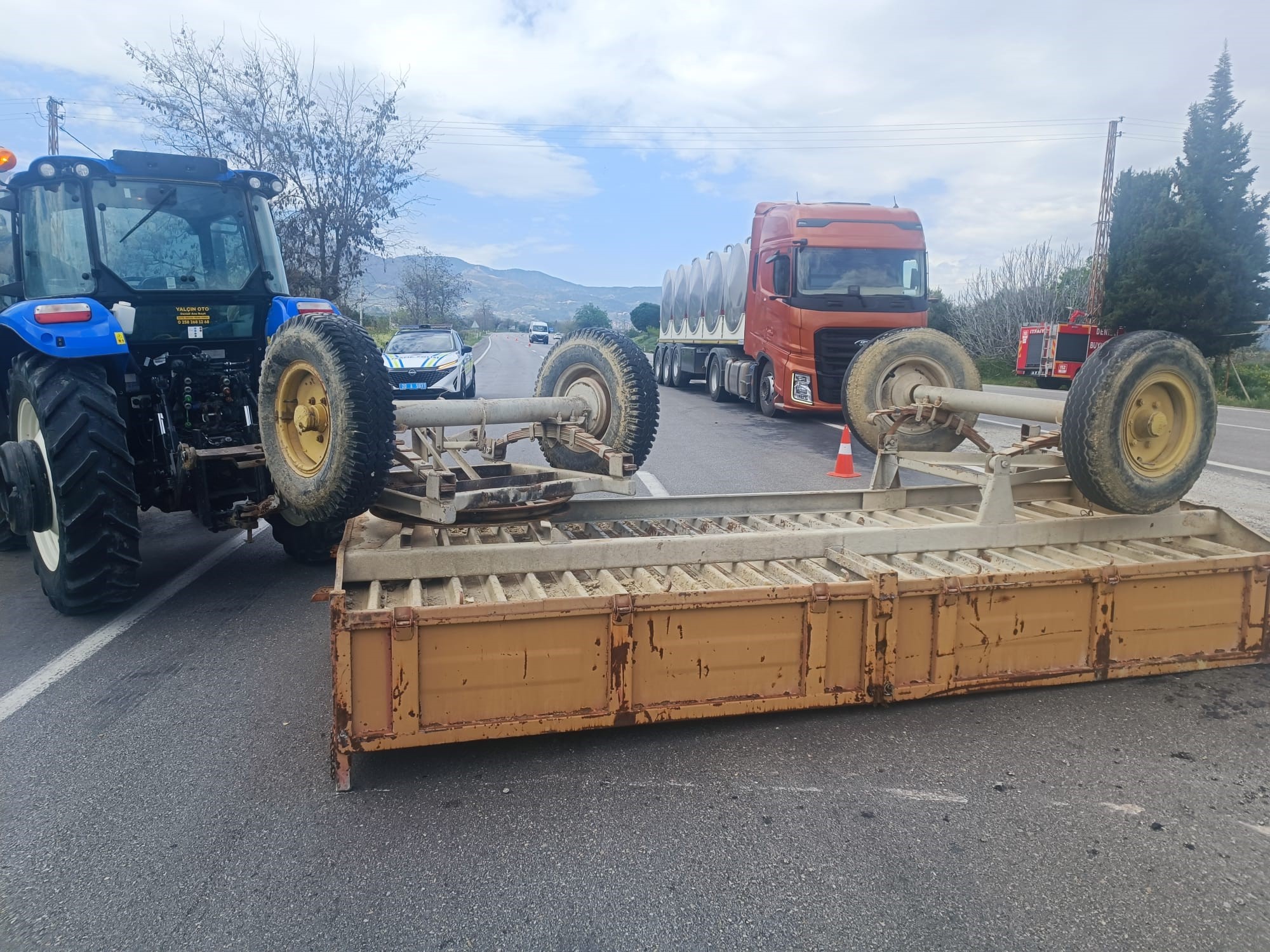 Denizli’nin Buldan ilçesinde traktör ile hafif ticari aracın karıştığı trafik