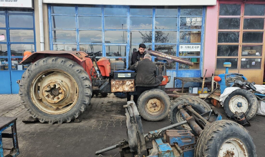 Van'ın Erciş ilçesinde tarım sezonunun yaklaşmasıyla birlikte traktör tamirhaneleri en