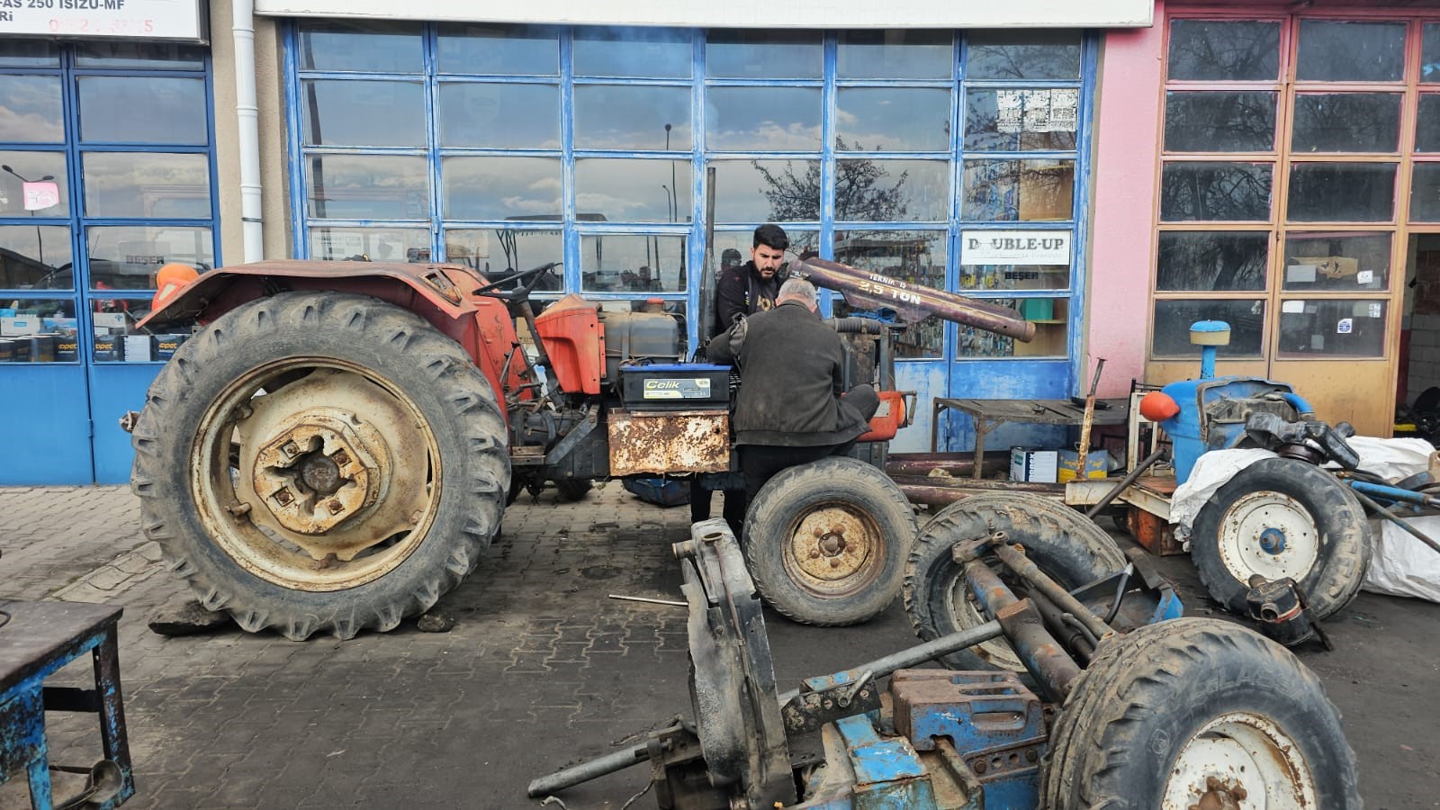 Van'ın Erciş ilçesinde tarım sezonunun yaklaşmasıyla birlikte traktör tamirhaneleri en