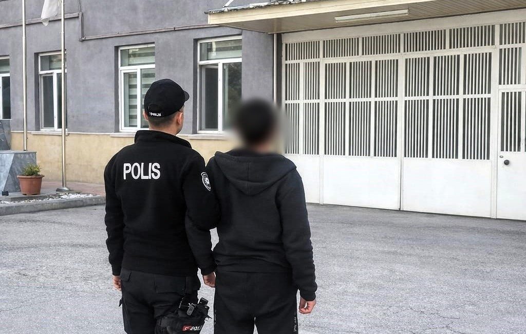 Afyonkarahisar’da hırsızlık suçundan hakkında kesinleşmiş hapis cezası bulunan bir şahıs,