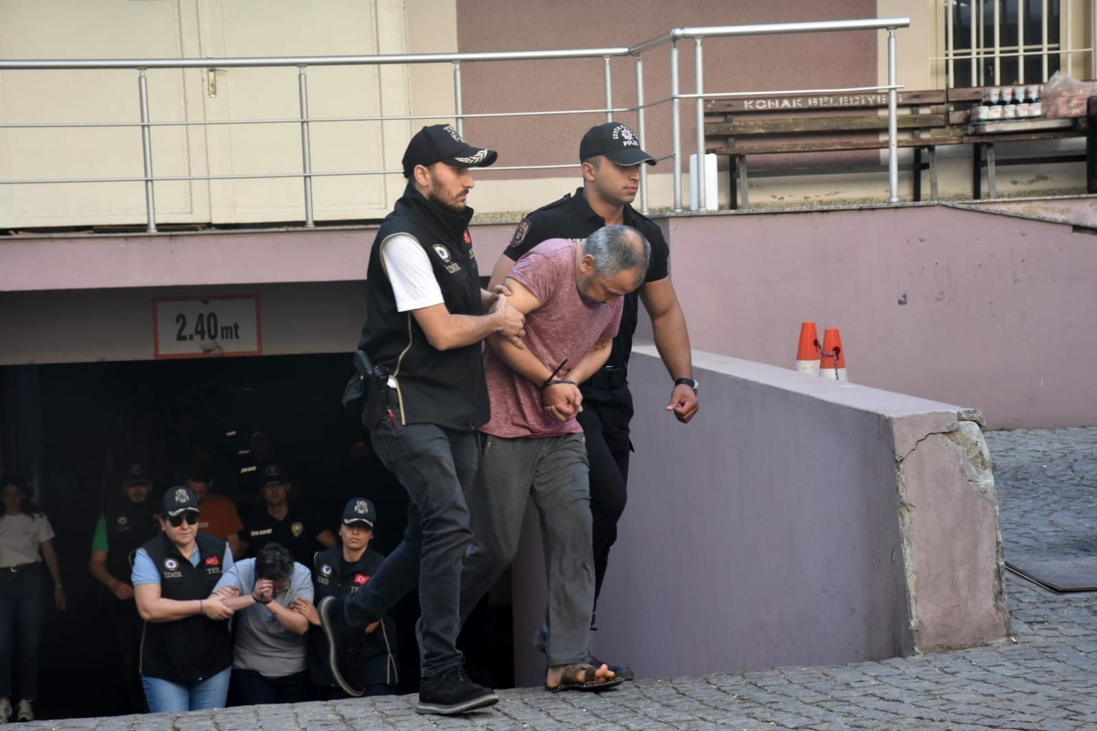 İzmir'in Balçova ilçesinde üç polisin şehit olduğu polis merkezi saldırısına