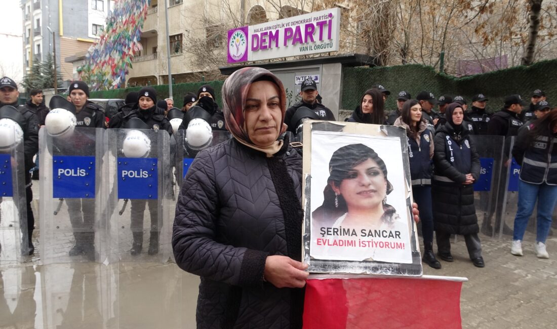 Van'da terör örgütü PKK tarafından çocukları dağa kaçırılan ailelerin evlat