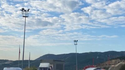 İzmir’in Karabağlar ilçesinde sabah saatlerinde park halindeki bir otomobilden silah