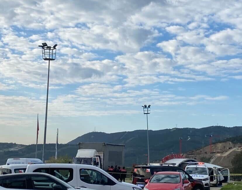 İzmir’in Karabağlar ilçesinde sabah saatlerinde park halindeki bir otomobilden silah