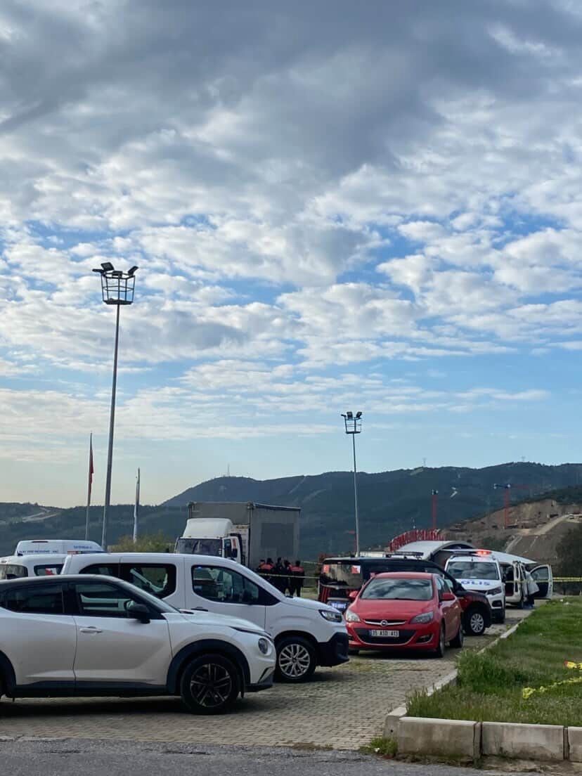 İzmir’in Karabağlar ilçesinde sabah saatlerinde park halindeki bir otomobilden silah