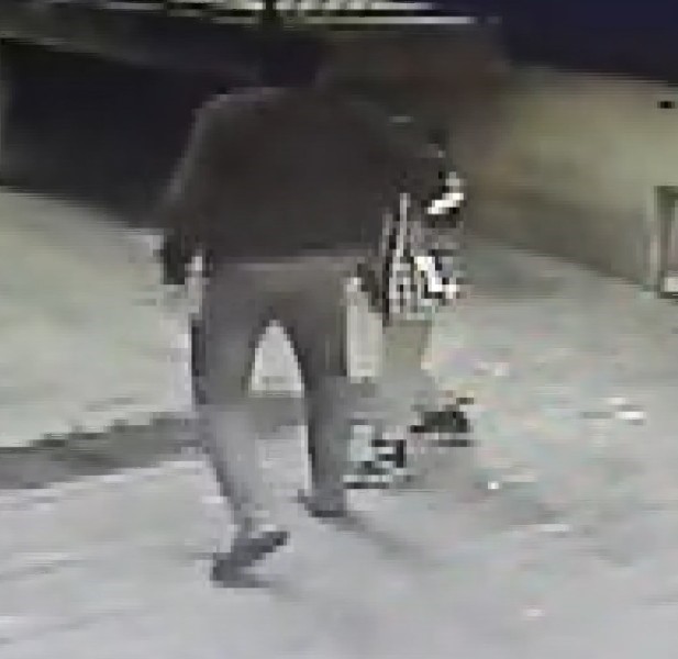 Afyonkarahisar’ın Sandıklı ilçesinde bir şahıs, evinin bahçe duvarına çıktığı gerekçesiyle