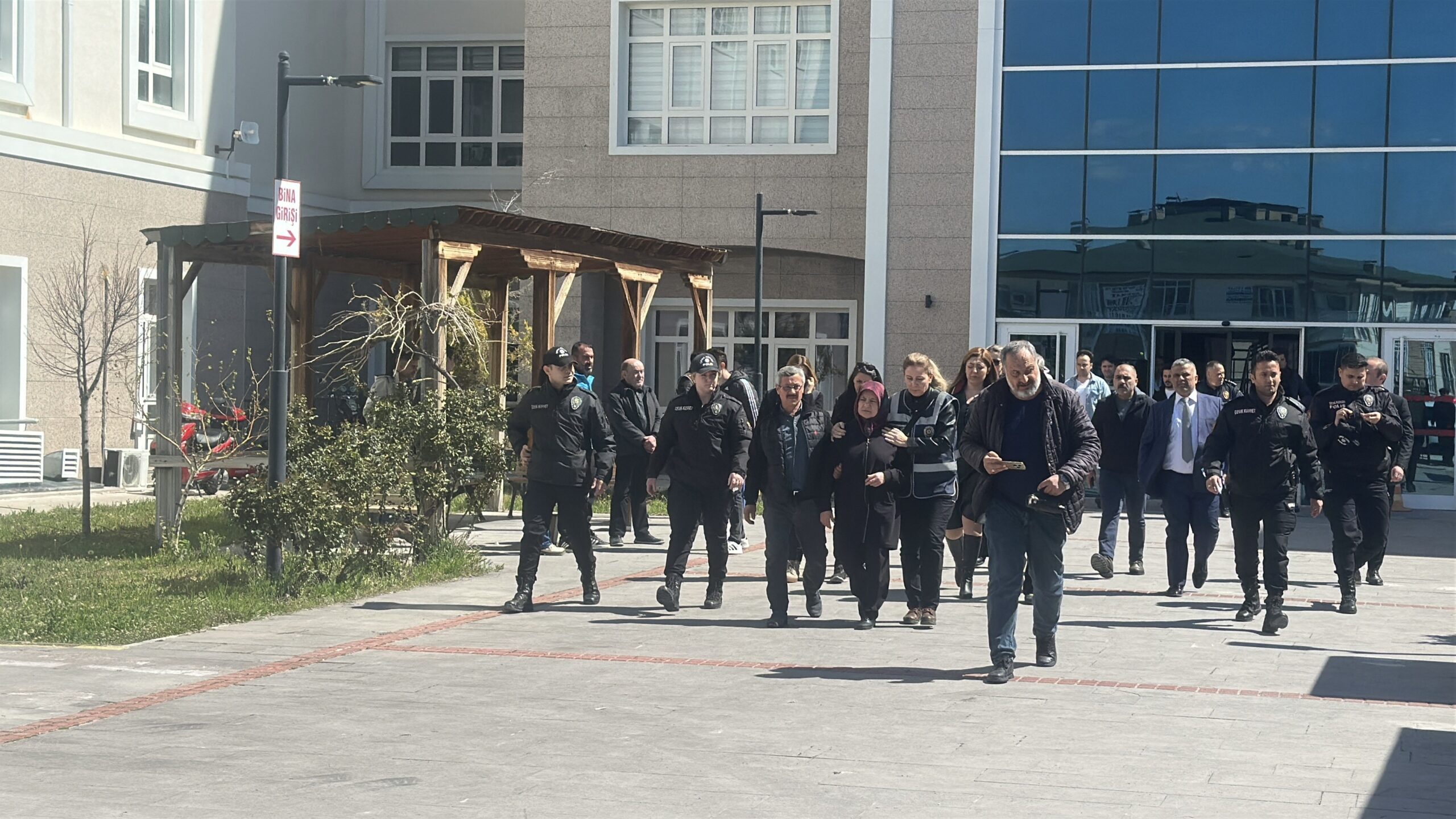 Burdur’da 35 yaşındaki Özge Bedir’in, eşinin eski sevgilisi ve onun