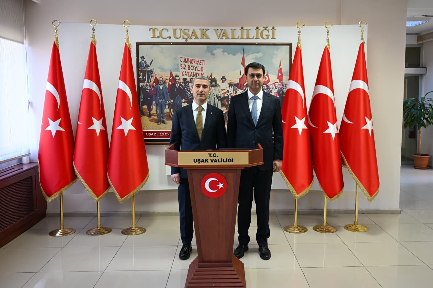 Afyonkarahisar Valisi Naci Aktaş, komşu il Uşak'a giderek göreve yeni