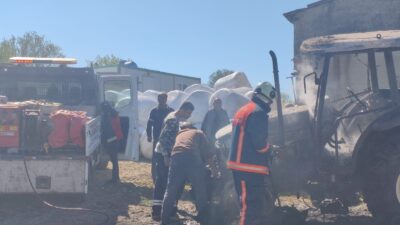 Edirne’nin Keşan ilçesinde bir evin bahçesinde park halindeki traktör, aniden