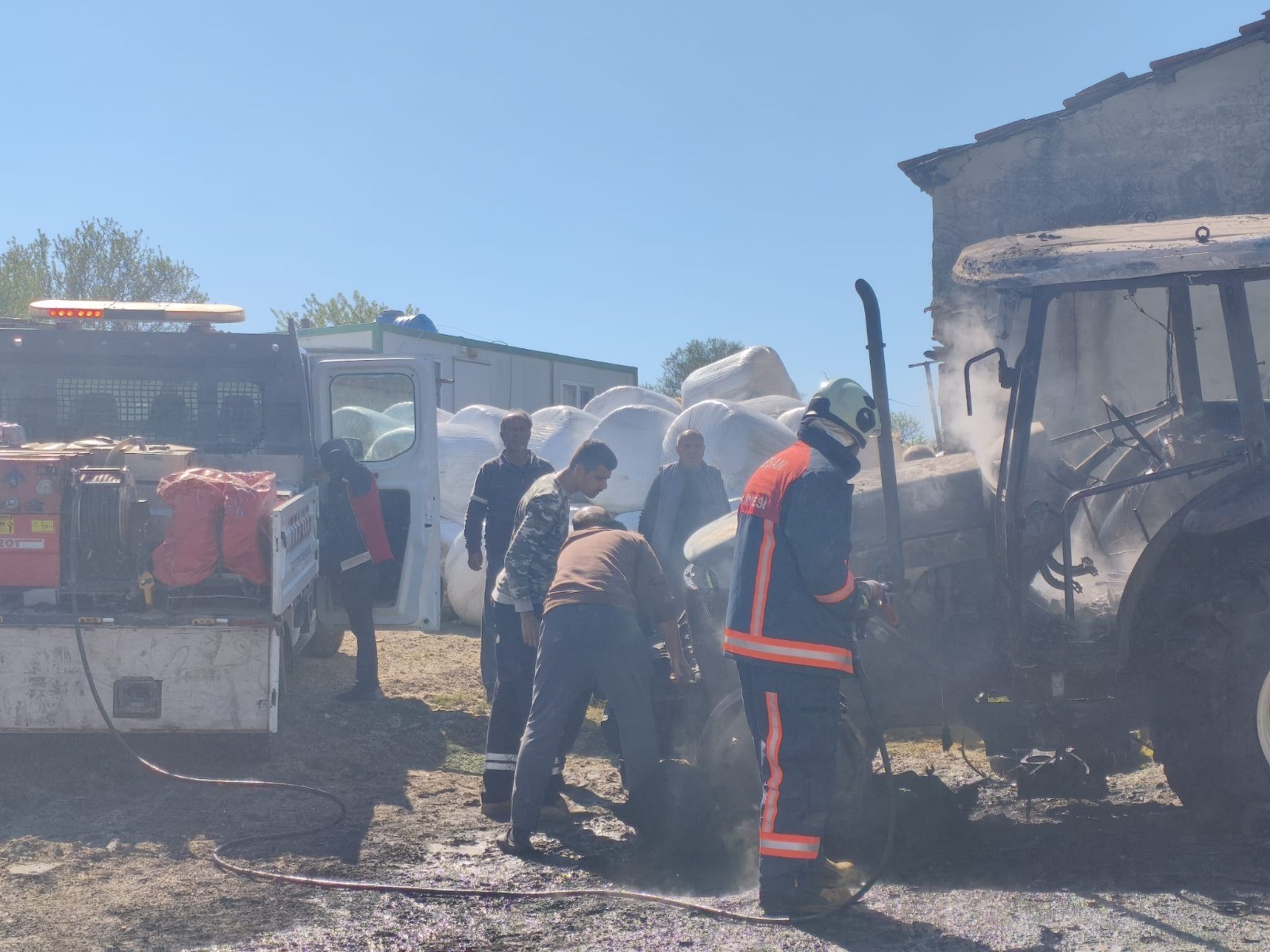 Edirne’nin Keşan ilçesinde bir evin bahçesinde park halindeki traktör, aniden