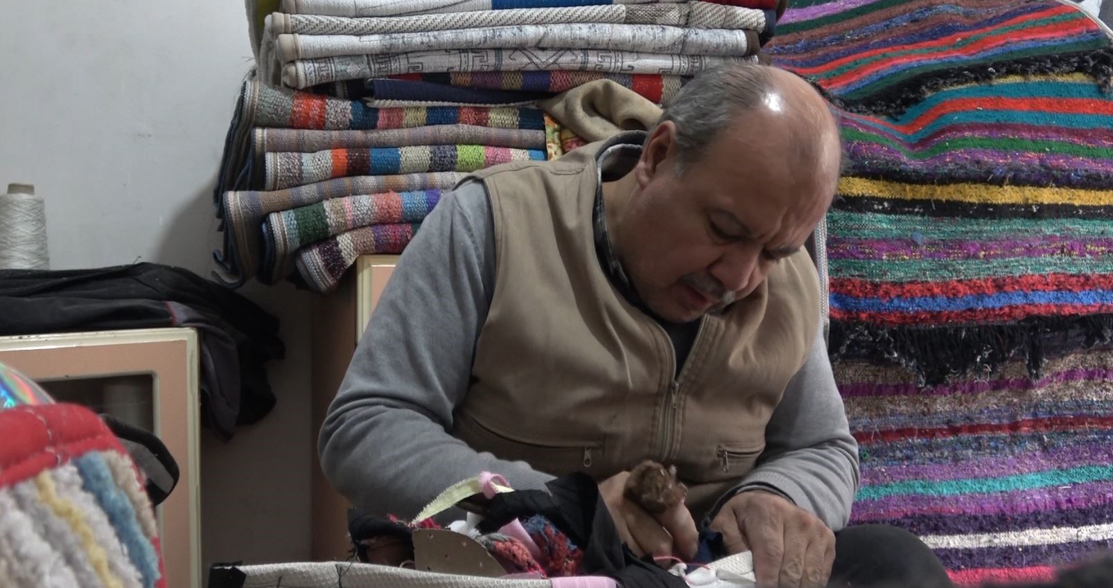 Gaziantep’te babasından devraldığı semercilik zanaatını 45 yıldır sürdüren 54 yaşındaki