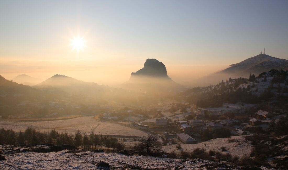 Afyonkarahisar’ın simgesi olan tarihi Karahisar Kalesi, gün doğumuyla birlikte üzerine