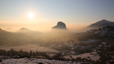 Afyonkarahisar’ın simgesi olan tarihi Karahisar Kalesi, gün doğumuyla birlikte üzerine