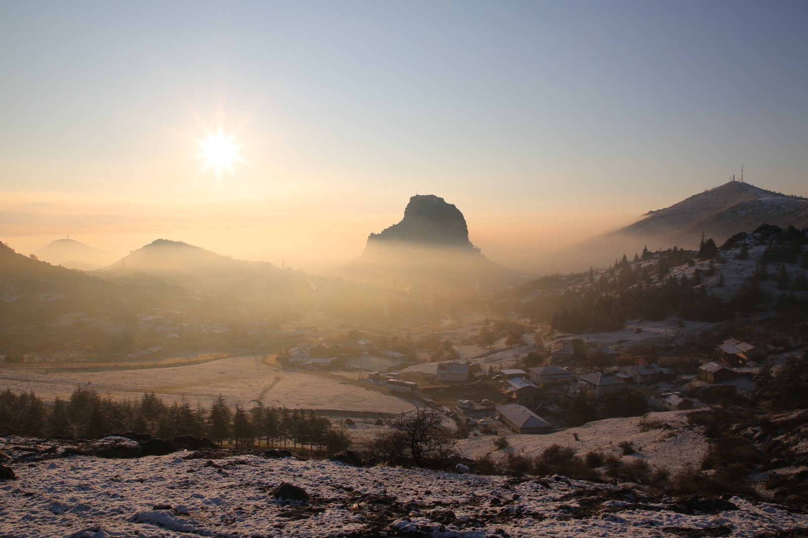 Afyonkarahisar’ın simgesi olan tarihi Karahisar Kalesi, gün doğumuyla birlikte üzerine