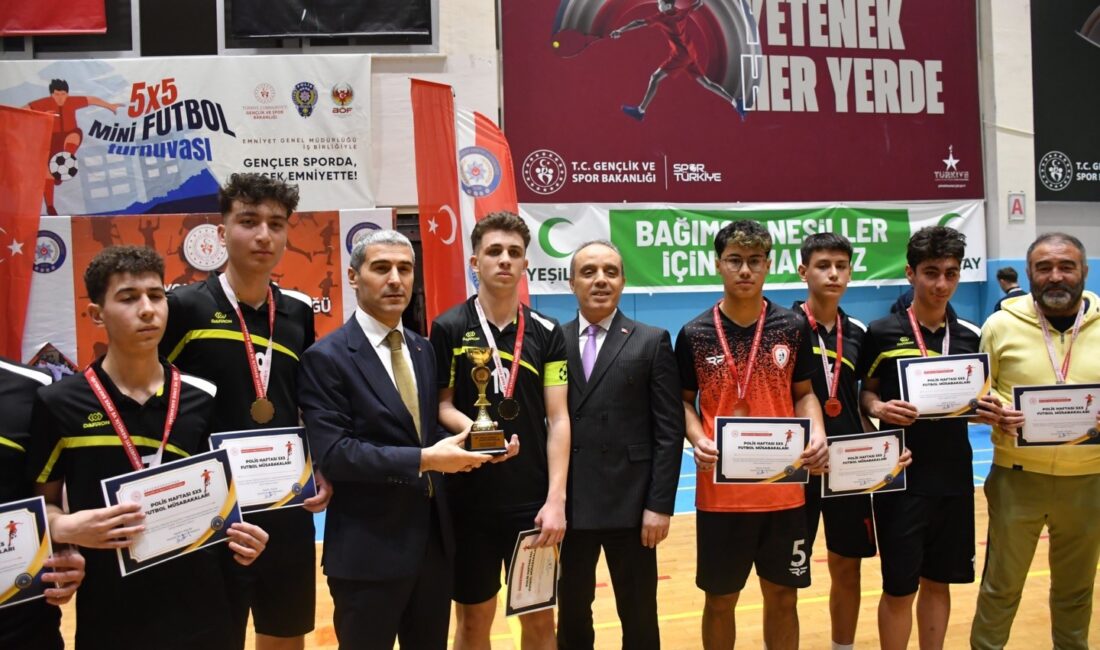 Afyonkarahisar’da düzenlenen "Gençler Sporda Gelecek Emniyette" temalı 5x5 Mini Futbol