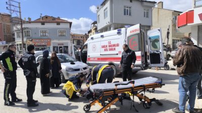 Afyonkarahisar’ın Şuhut ilçesinde yolun karşısına geçmeye çalışan bir vatandaş, otomobilin