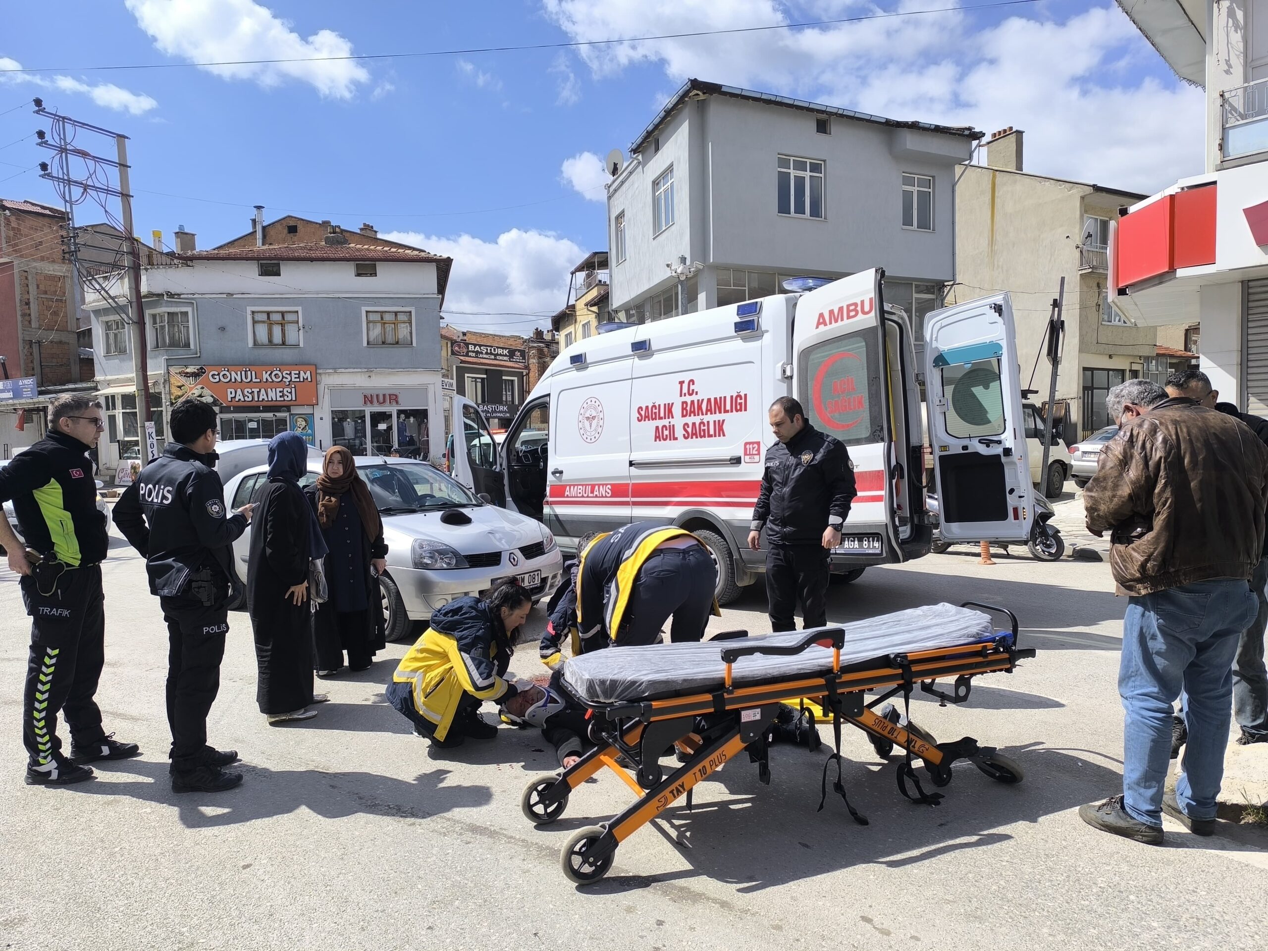 Afyonkarahisar’ın Şuhut ilçesinde yolun karşısına geçmeye çalışan bir vatandaş, otomobilin