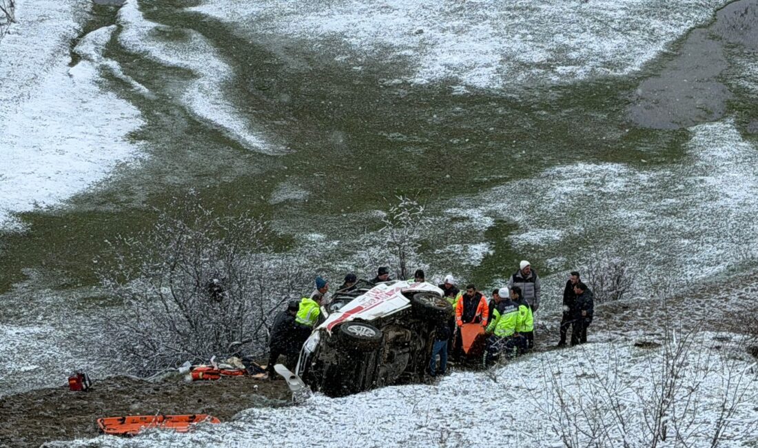 Artvin’in Şavşat ilçesinde hasta taşıyan bir ambulansın kar ve buzlanma