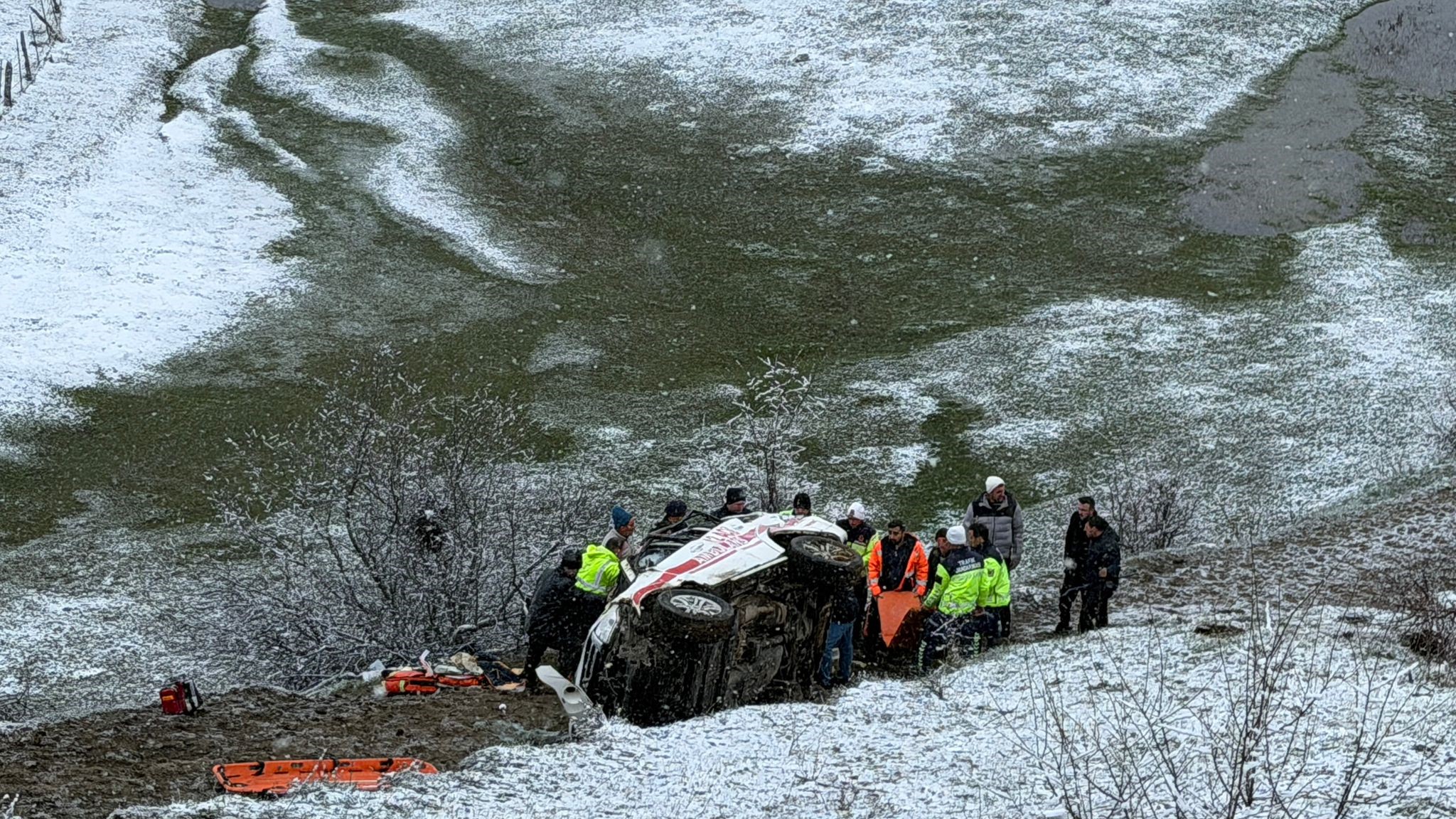 Artvin’in Şavşat ilçesinde hasta taşıyan bir ambulansın kar ve buzlanma