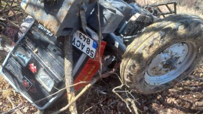 Sivas'ın Akıncılar ilçesinde kontrolden çıkarak devrilen traktör, bir aileyi yasa